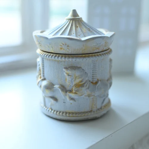 נר מבטון פולימרי ושעוות סויה סוס לבן