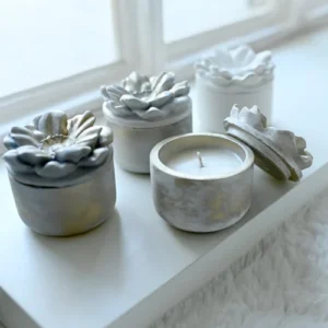 נר משעוות סויה וביטון פולימרי בצורת פרח מוזהב