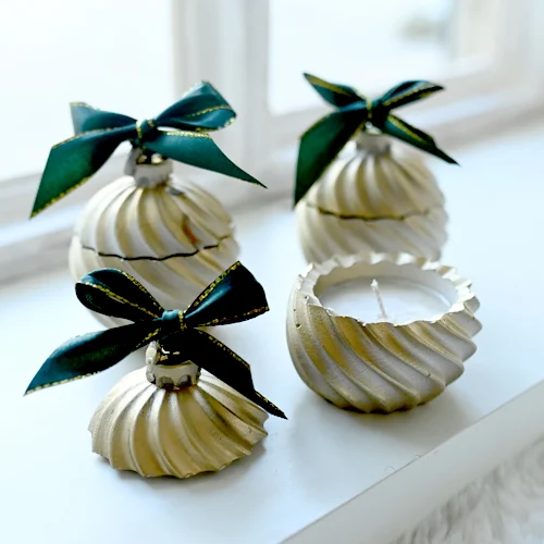 נר משעוות סויה וביטון פולימרי כדור זהב עם סרט ירוק